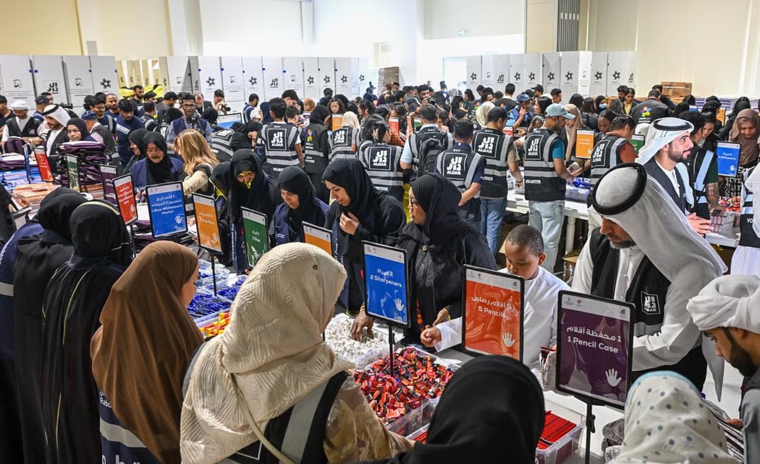 10.000 Schulsets für bedürftige Kinder in Dubai gepackt | Die Geissens Real Estate | Luxus Immobilien mit Carmen und Robert Geiss – Die Geissens in Dubai