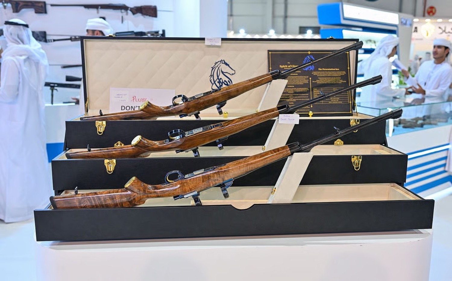 Goldenes Luxusgewehr für 4 Mio. Dirham auf der ADIHEX | Die Geissens Real Estate | Luxus Immobilien mit Carmen und Robert Geiss – Die Geissens in Dubai